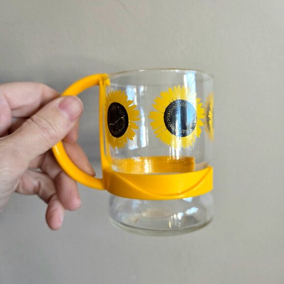 2 vintage sunflower glass coffee or tea cups/mugs/glasses with yellow handles. - Picture 6 of 7
